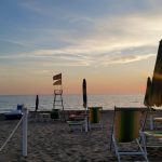 spiaggia con tramonto sul mare hotel villa marcella san vincenzo toscana