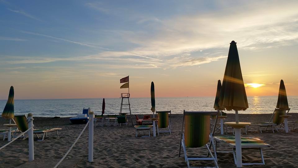 spiaggia con tramonto sul mare hotel villa marcella san vincenzo toscana