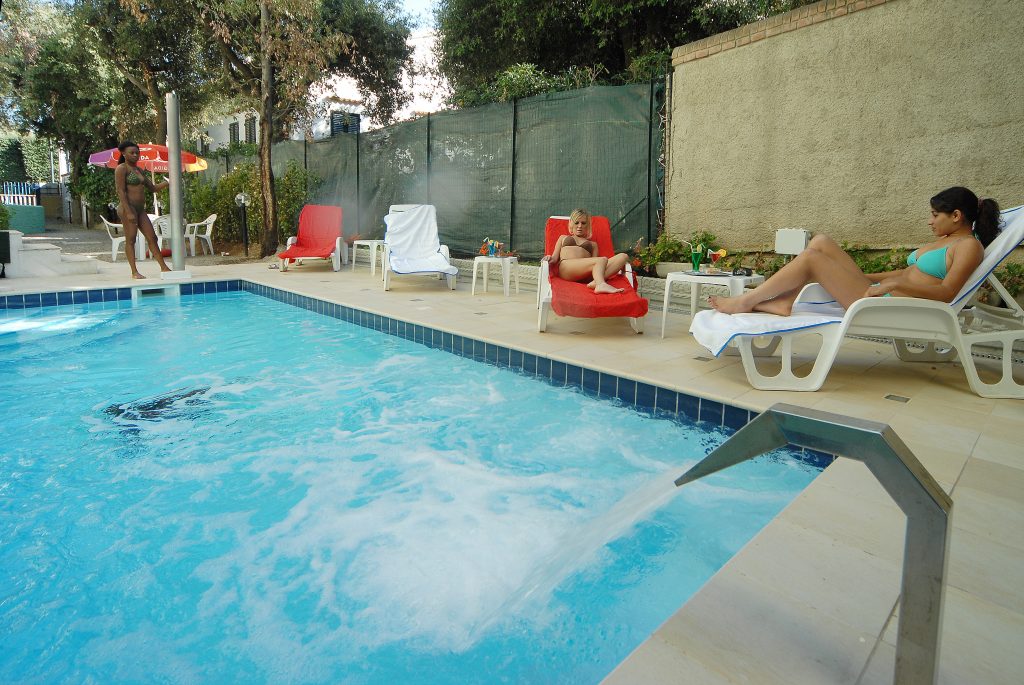hotel con piscina sul mare in toscana san vincenzo